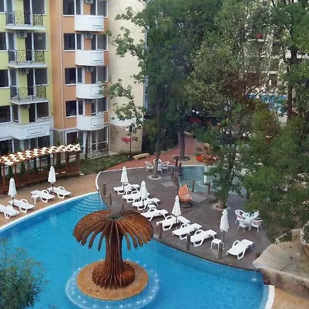 со спальней в апарт-отеле Bahami-residens Apartament *